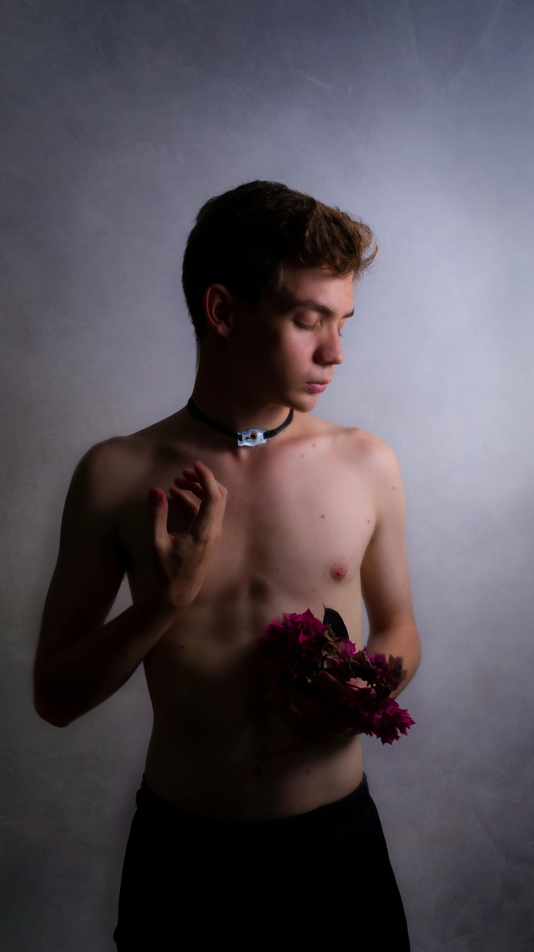 Viajero con maleta en el aeropuerto